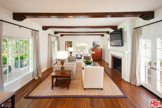 Building Photo - 1285 Sunset Plaza Dr