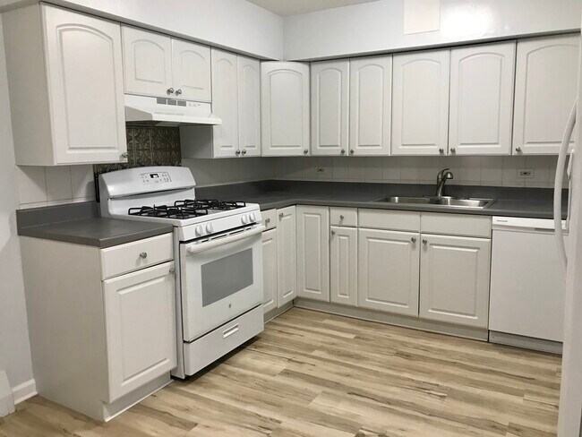 Kitchen - 4456 W Gunnison St