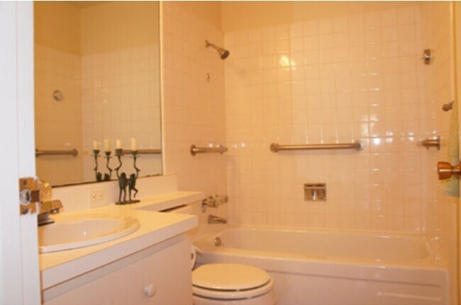 Building Photo - 675 Sharon Park Dr