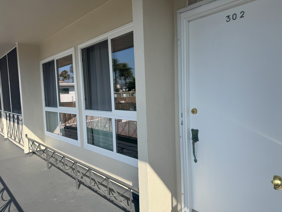 front door to unit - 1017 2nd St