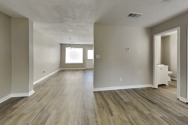 Foto del edificio - 5679 Eagles Feather Ln