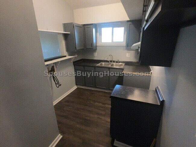 Foto del edificio - 8445-8447 Bluff Rd