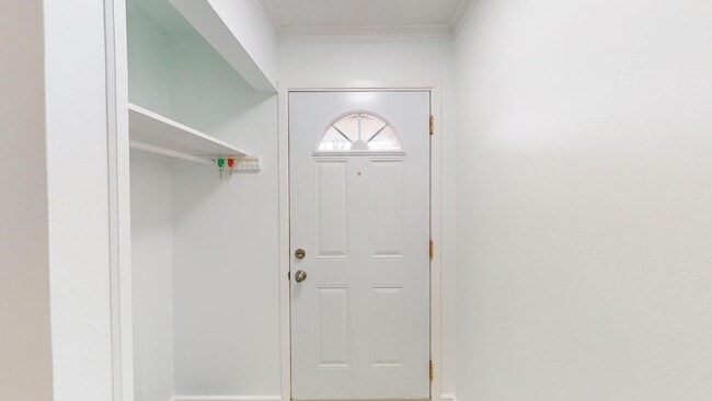 Photo du bâtiment - MODERN THREE BEDROOM TOWNHOME BY WHITEHOAK...