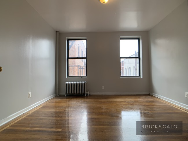 Building Photo - 10 Midwood St