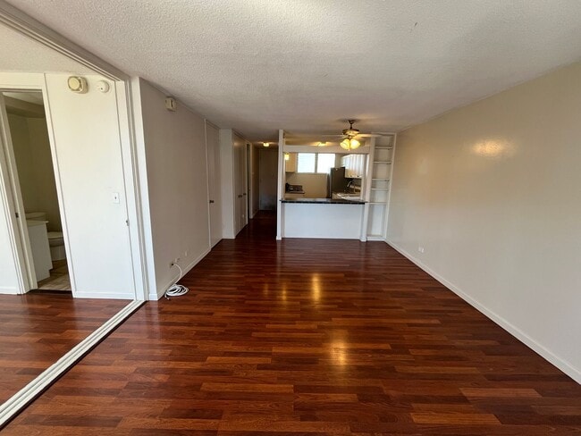 Foto del edificio - Woodrose (Honolulu) - Basic cable/electricity included!! 2 bedroom, 1.5 bathroom, 1 parking