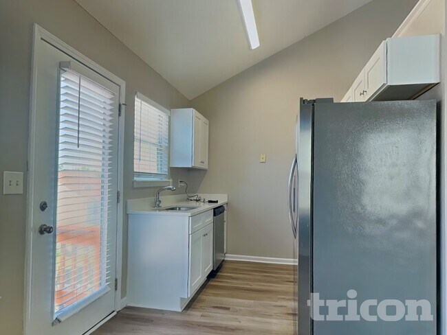 Foto del edificio - 3715 Longview Dr