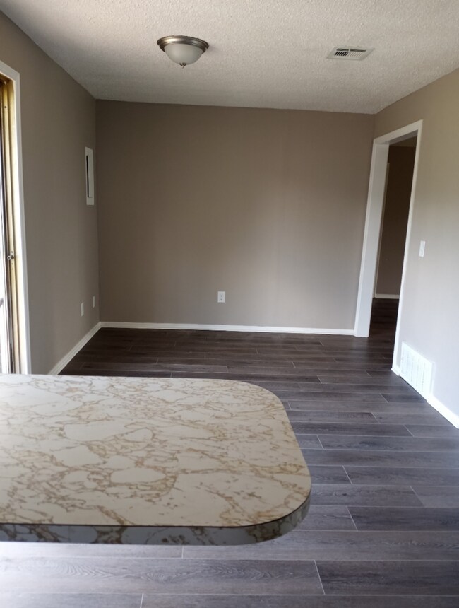 Foto del edificio - Charming 5-bedroom, 1.5-bathroom Home Avai...