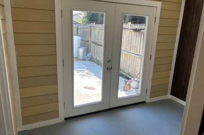 Building Photo - 1600 Fawn Vista Dr N