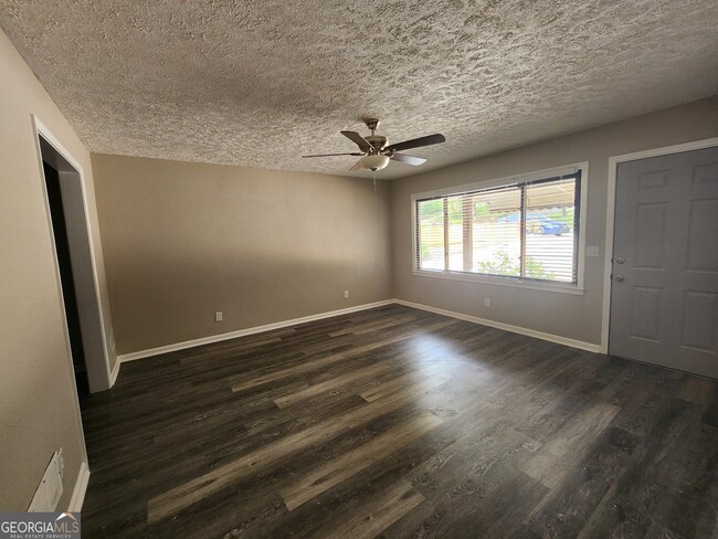 Building Photo - 4524 Lasalle Dr
