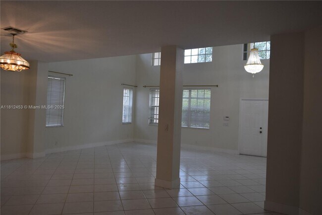 Foto del edificio - 991 Crestview Cir
