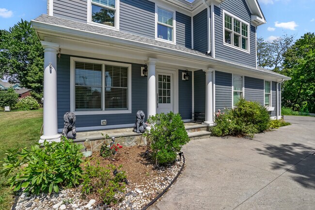 Foto del edificio - 328 Brewster St
