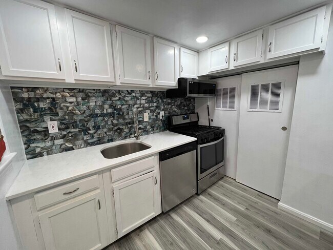Building Photo - 2537 Iverson St