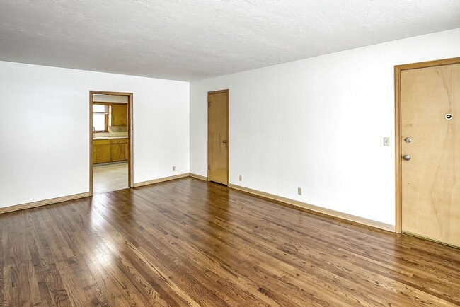 Building Photo - PRE-LEASING Spacious 3-Bed and 2-Bath Apartment!