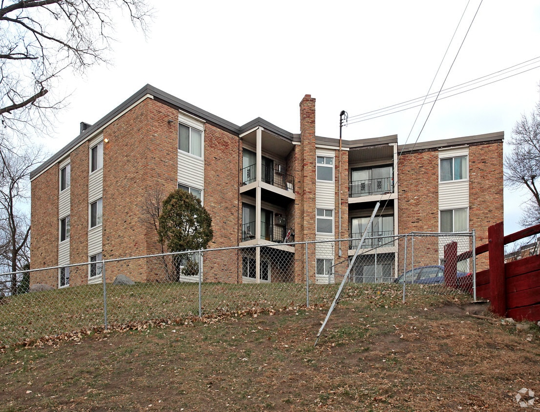 Building Photo - Burgundy Ridge