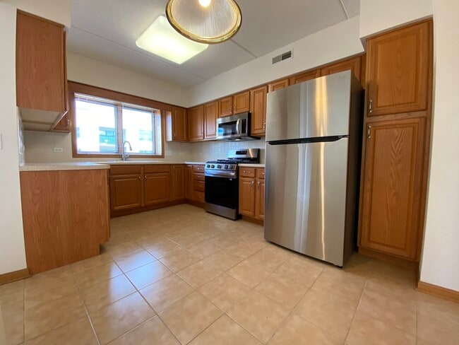 Building Photo - 20 S Main St