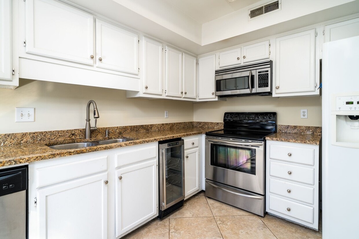Primary Photo - Mount Pleasant Townhome for Rent!