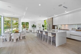 Building Photo - 1070 Del Harbour Dr