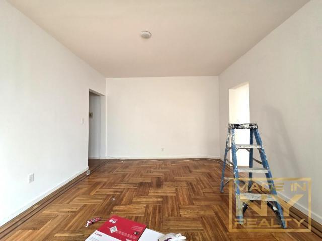 Foto del edificio - 1 bedroom in REGO PARK NY 11374