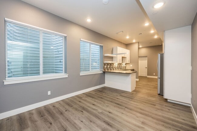 Building Photo - 745 N Washington Ave