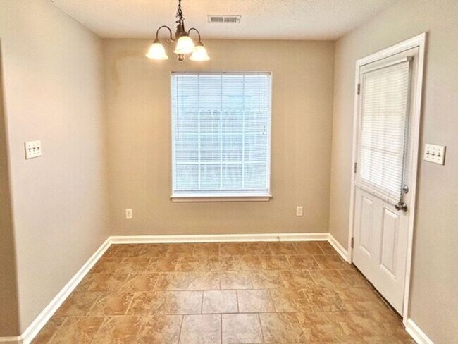 Building Photo - Spacious 3 Bedroom Home In Cordova