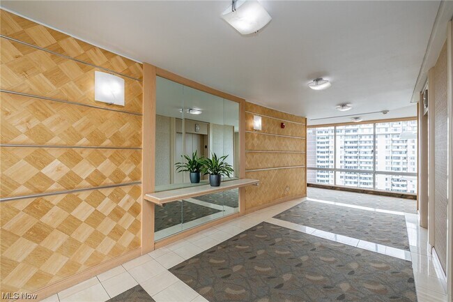 Foto del edificio - 12700 Lake Ave