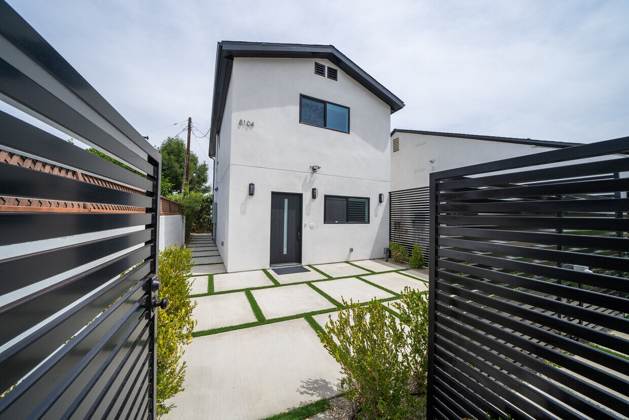 Primary Photo - 8104 Paso Robles Ave