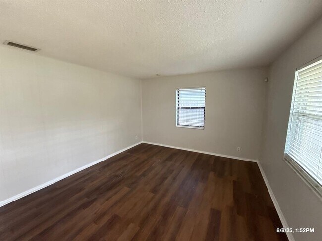 Foto del edificio - 4058 Minoso St