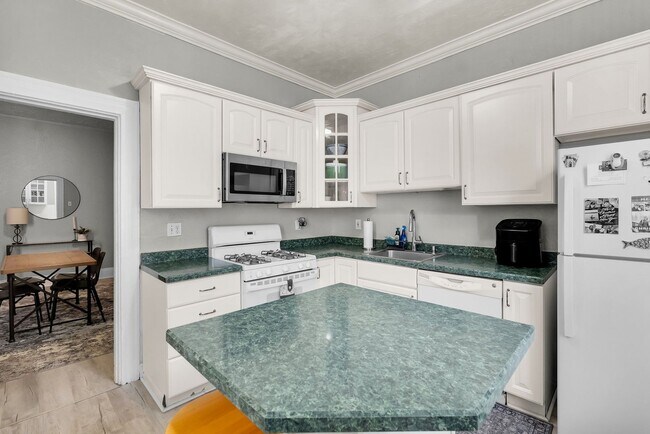 Foto del edificio - 2 BR+ Den/office, 2 bath Bloomfield/Upper ...