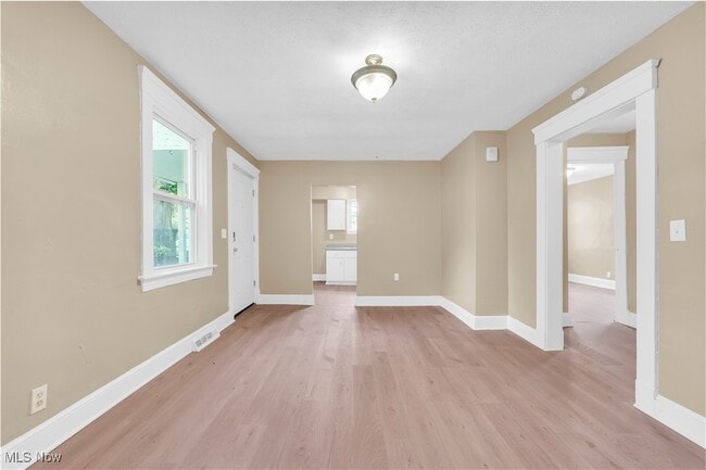 Foto del edificio - 9702 Laird Ave