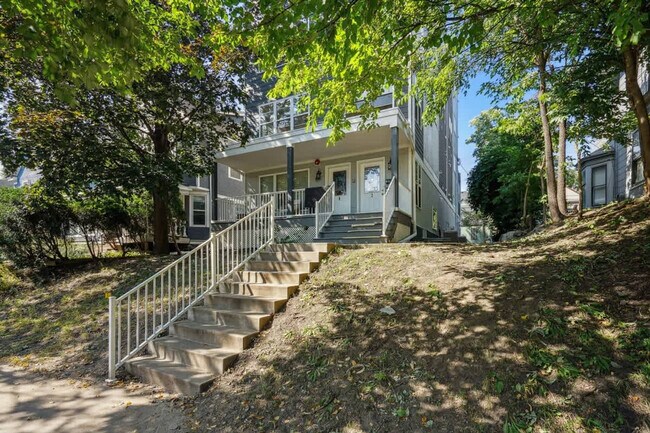 Foto del edificio - 2424 Lyndale Ave S