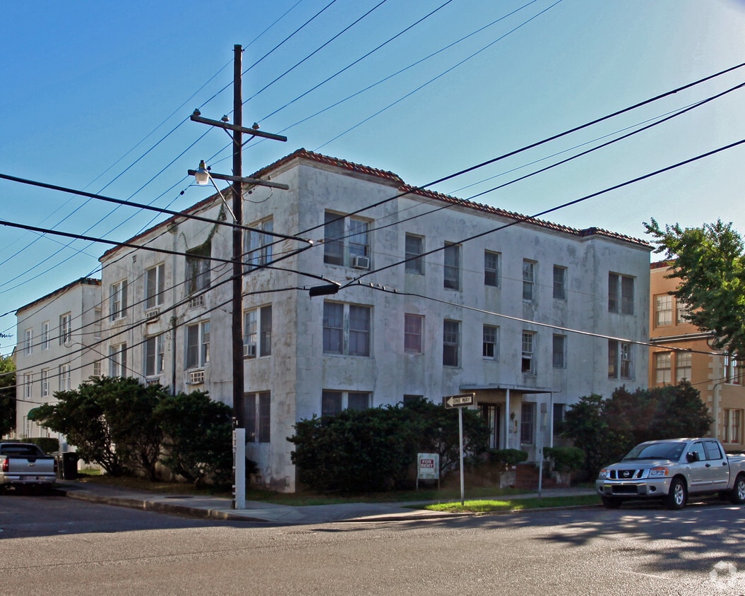 Primary Photo - 3300 Prytania St