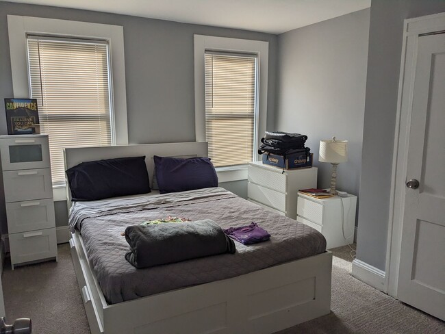 Building Photo - 3 BEDROOM 1.5 BATHROOM TOWNHOUSE IN BRIDGE...