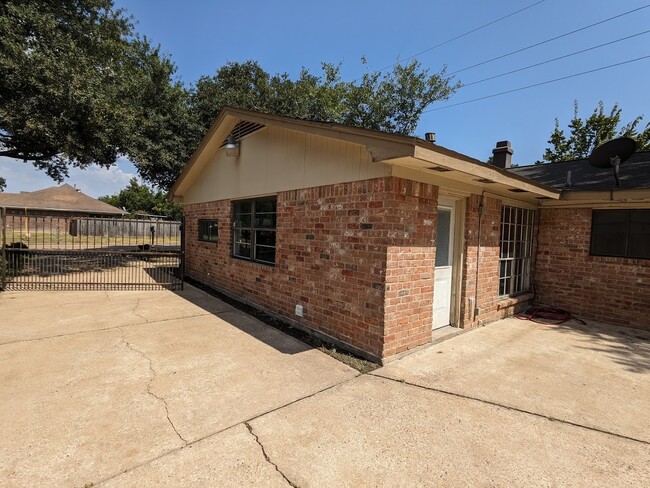 Building Photo - 7003 Livery Ln