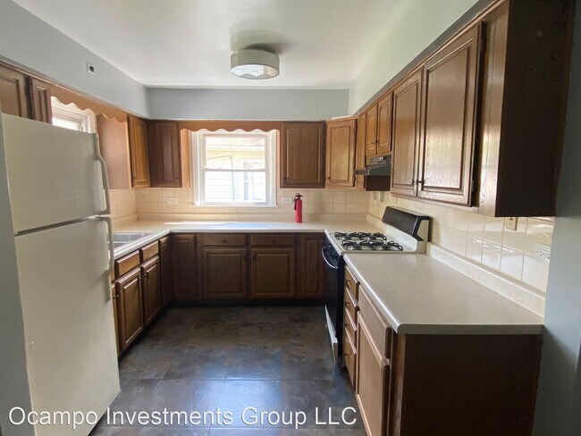 Building Photo - 3 br, 1 bath House - 14215 S. Green Bay Ave.