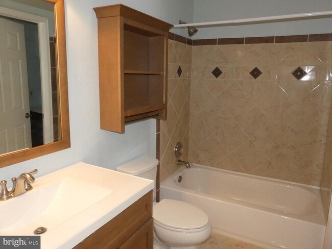 Building Photo - 1004 Village Green Dr