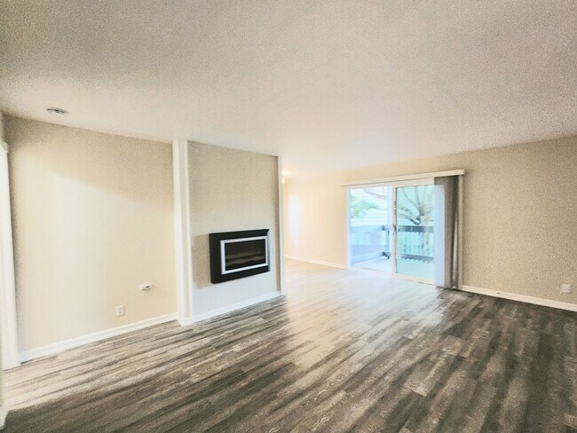 Foto del edificio - Lovely two bed, two bath condo with garden...