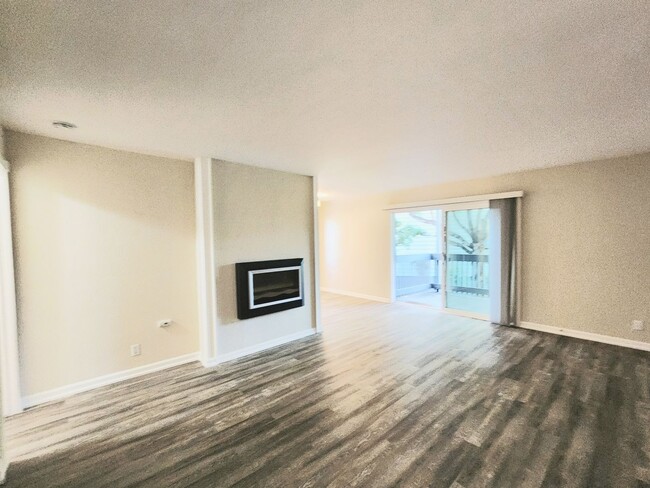 Building Photo - Lovely two bed, two bath condo with garden...