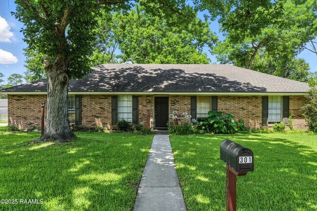 Foto del edificio - 301 Estainville Ave