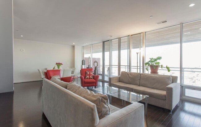 Building Photo - Rarely Offering Stunning 3bd/3.5 Loft w. E...