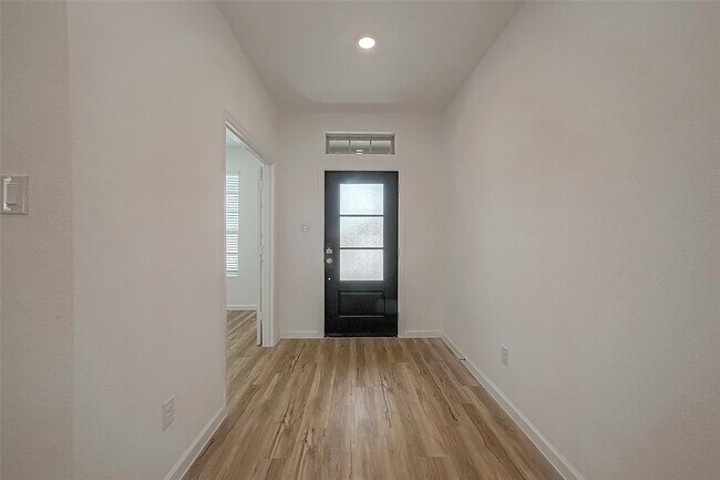 Building Photo - 8010 Elk Grv Ln