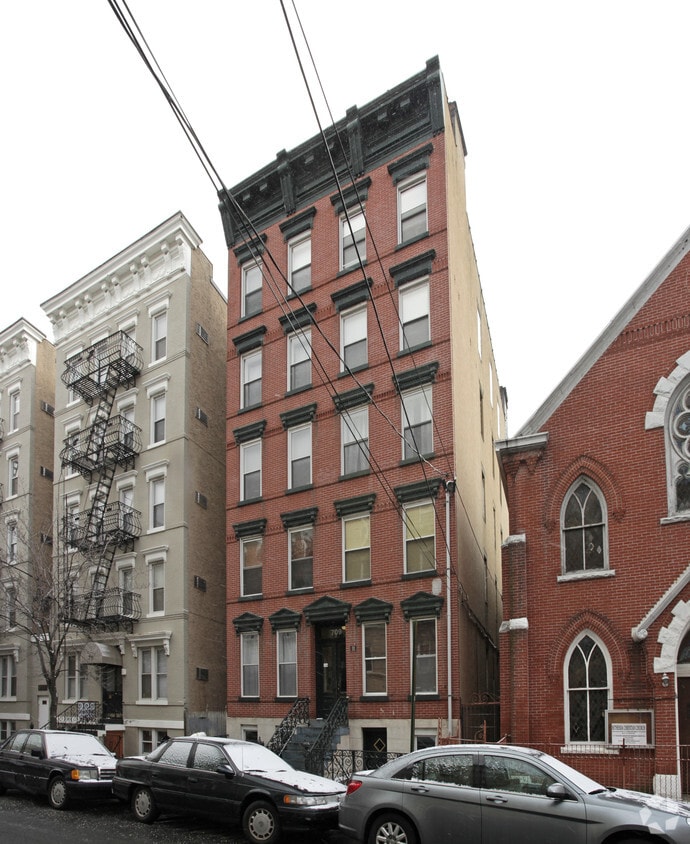 Primary Photo - 709 Willow Ave