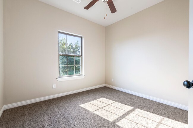 Building Photo - Townhome in cul de sac