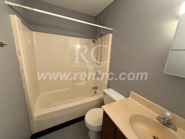 Building Photo - 907 Moore-