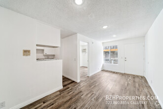 Building Photo - 7076 Lanewood Ave