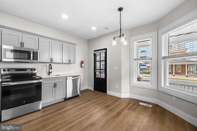 Building Photo - 320 W King St