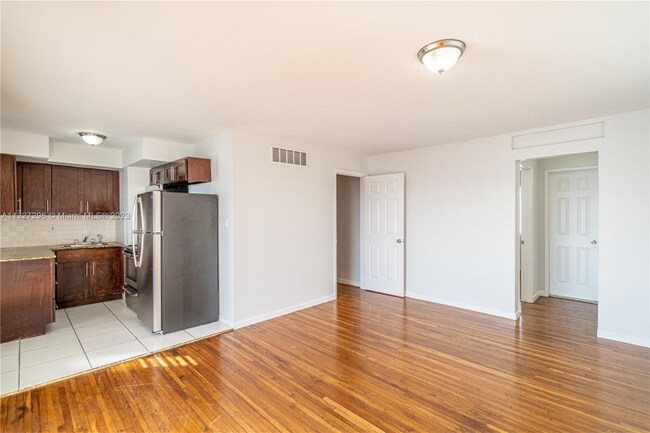 Foto del edificio - 7931 East Dr