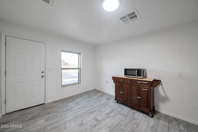 Building Photo - 1108 S 33rd Ave