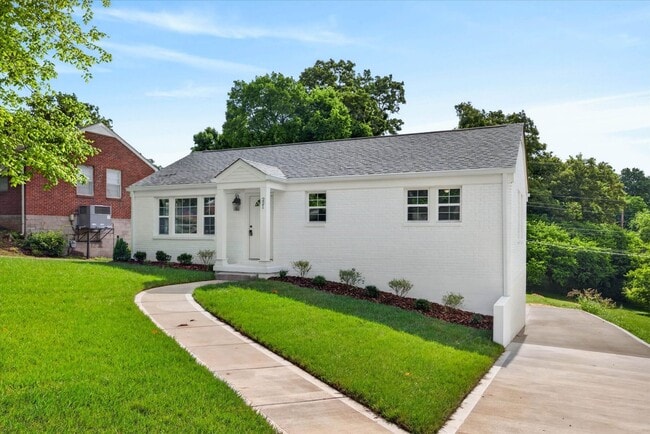 Building Photo - 221 Clearview Dr