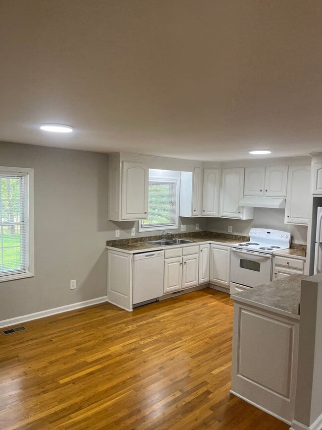 Building Photo - 302 Hickory Forest Rd
