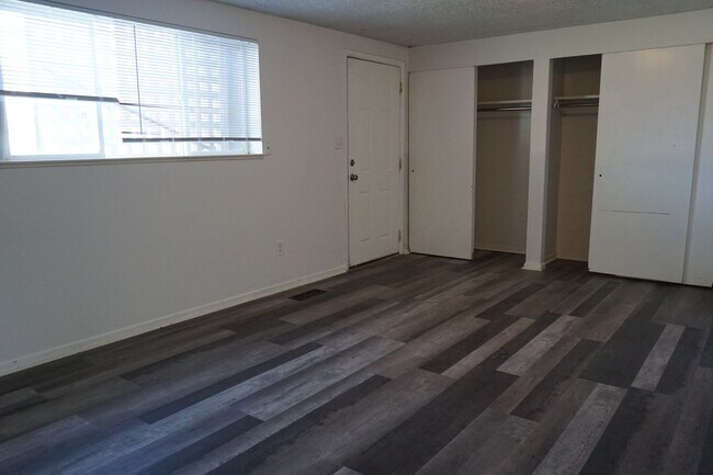 Building Photo - 117 W 250 N